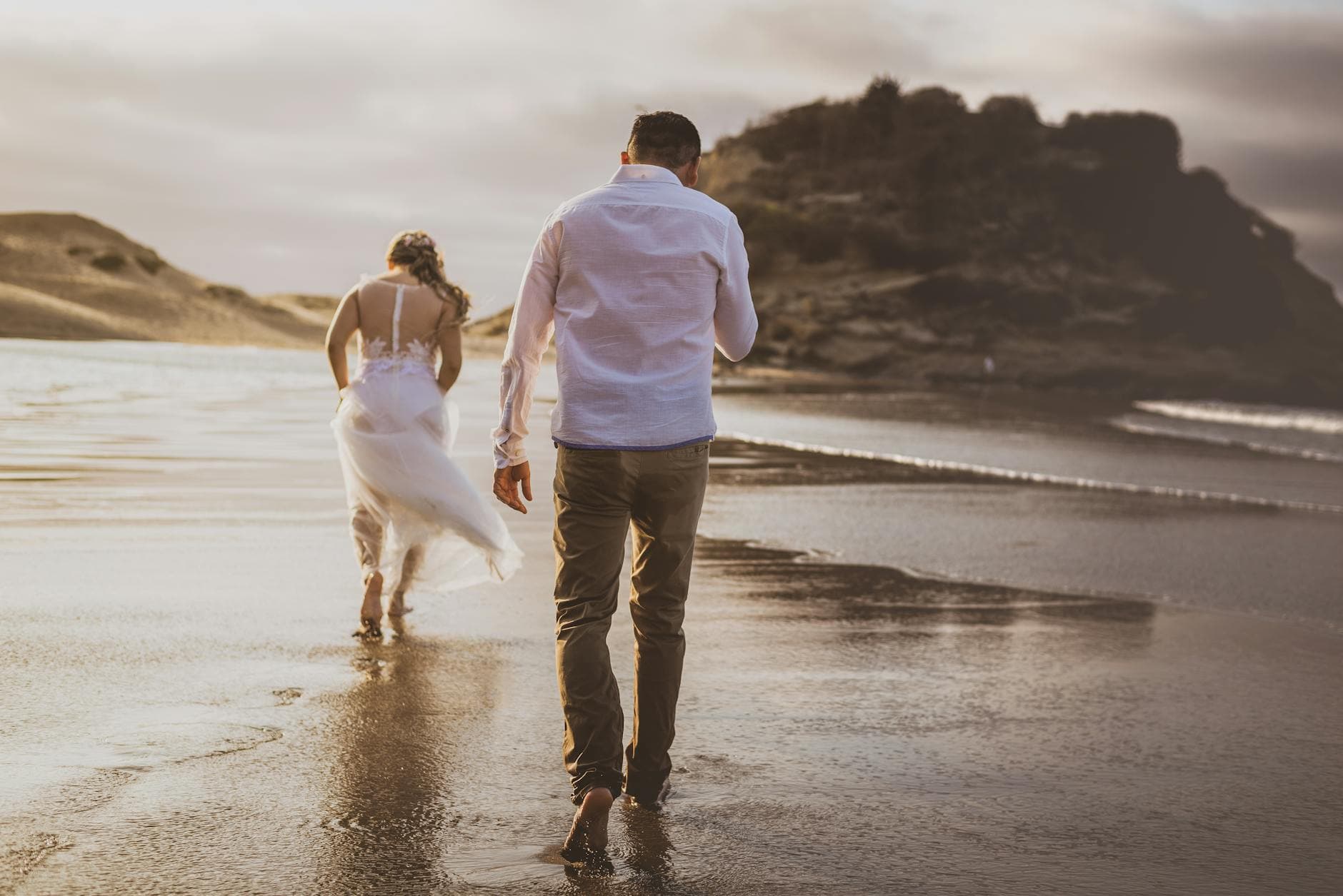 Beach Wedding Photo Ideas: Capturing Moments in the Sand
