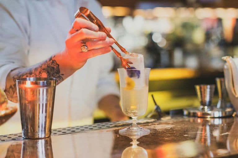 How to Use a QR Code to Let Guests Upload Photos at a Restaurant or Bar Event