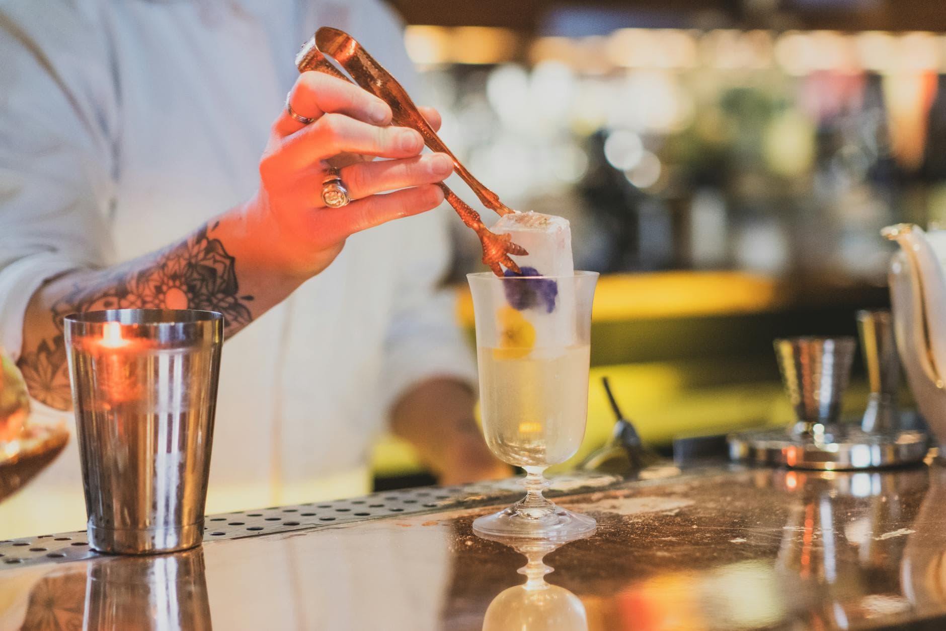 How to Use a QR Code to Let Guests Upload Photos at a Restaurant or Bar Event