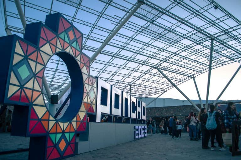 Photo Sharing for Large Venues: Stadiums, Halls, and Convention Centers