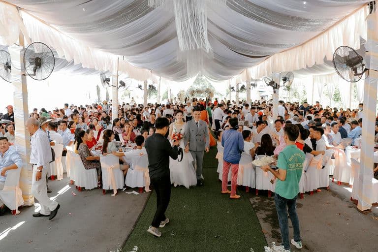 How to Set Up a Live Photo Slideshow at Your Wedding Reception