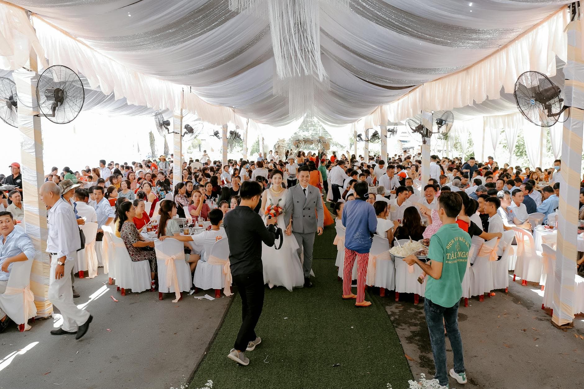 How to Set Up a Live Photo Slideshow at Your Wedding Reception