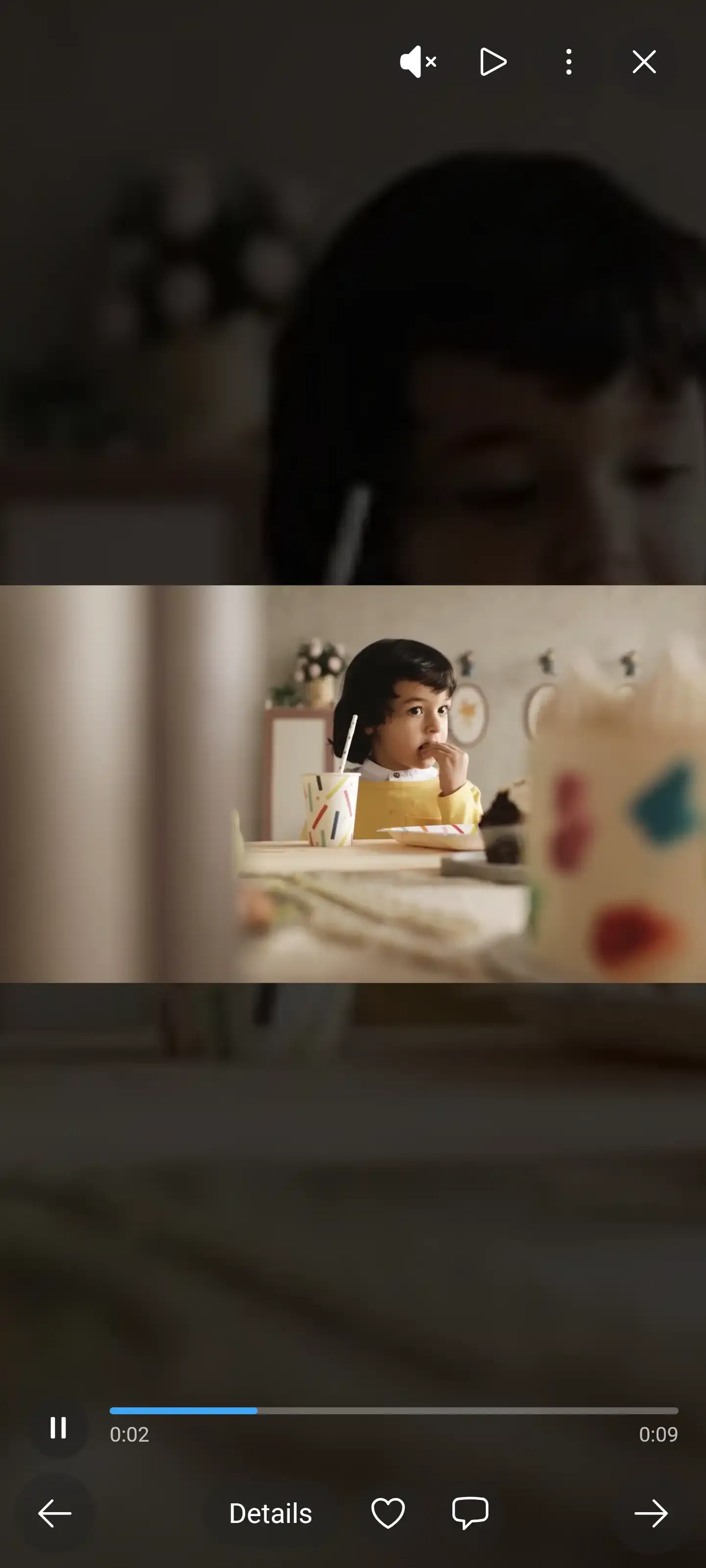 Video in riproduzione nel visualizzatore a schermo intero della galleria