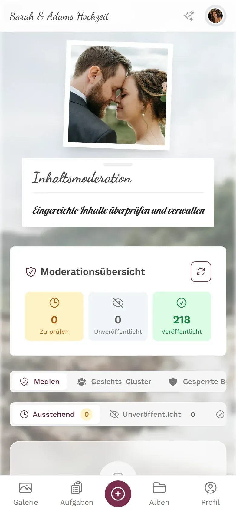 Moderations-Warteschlange für Firmenevents auf dem Mobilgerät mit ausstehenden Foto-Freigaben