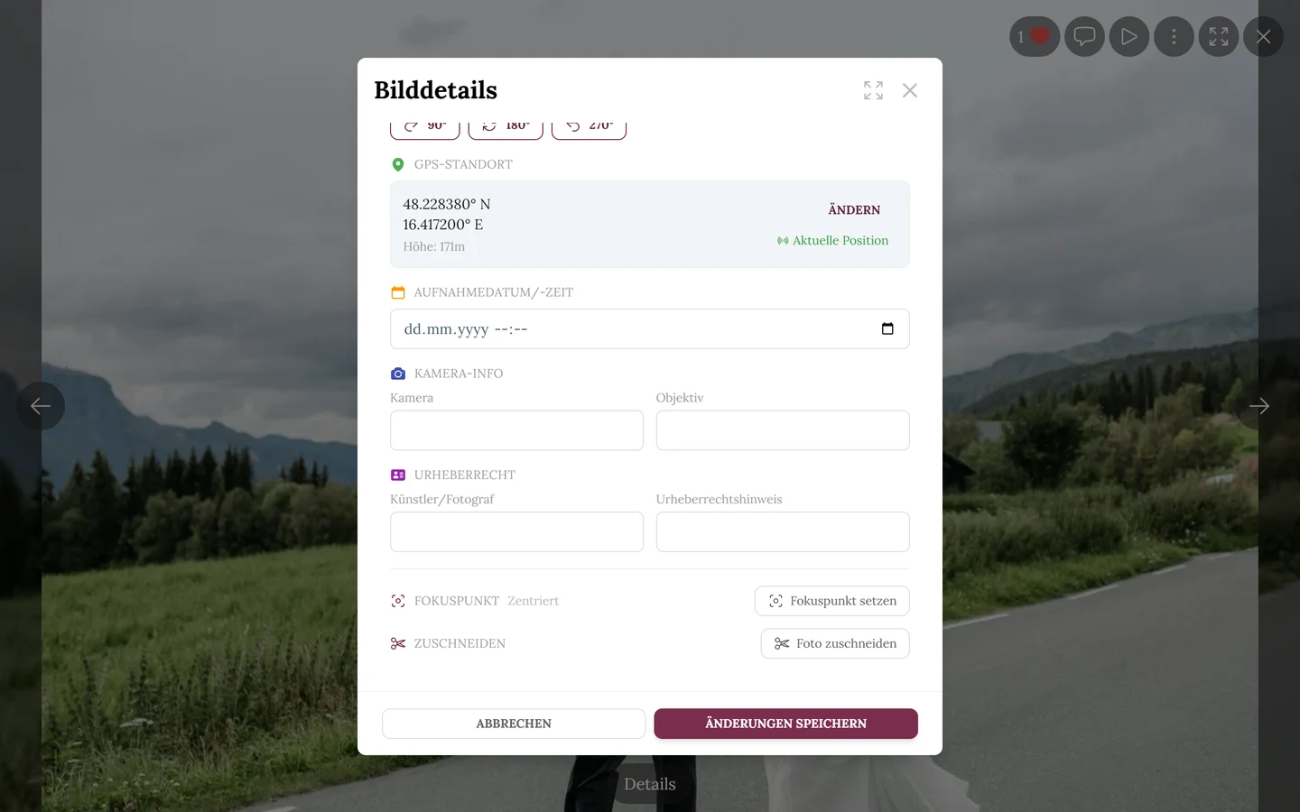 Bild-Details im Bearbeiten-Modus mit GPS-Standort, Aufnahmedatum, Kamera-Info, Urheberrecht sowie den Zeilen Fokuspunkt und Zuschneiden