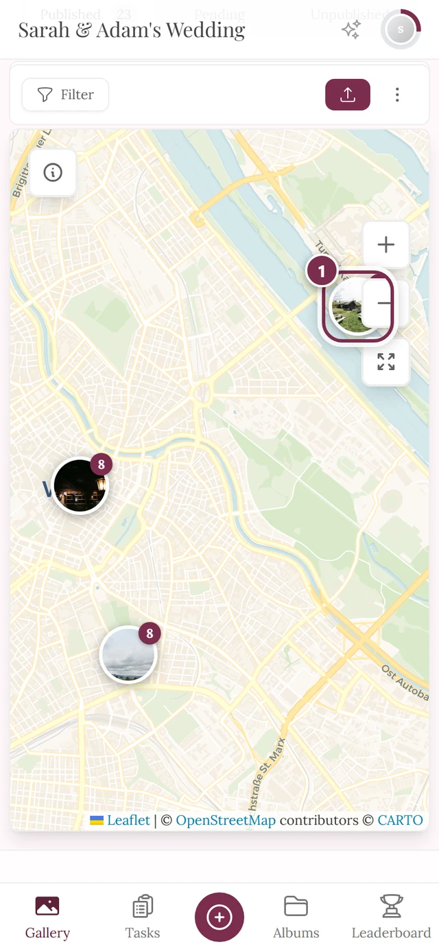 Map with several photo clusters, one of them highlighted