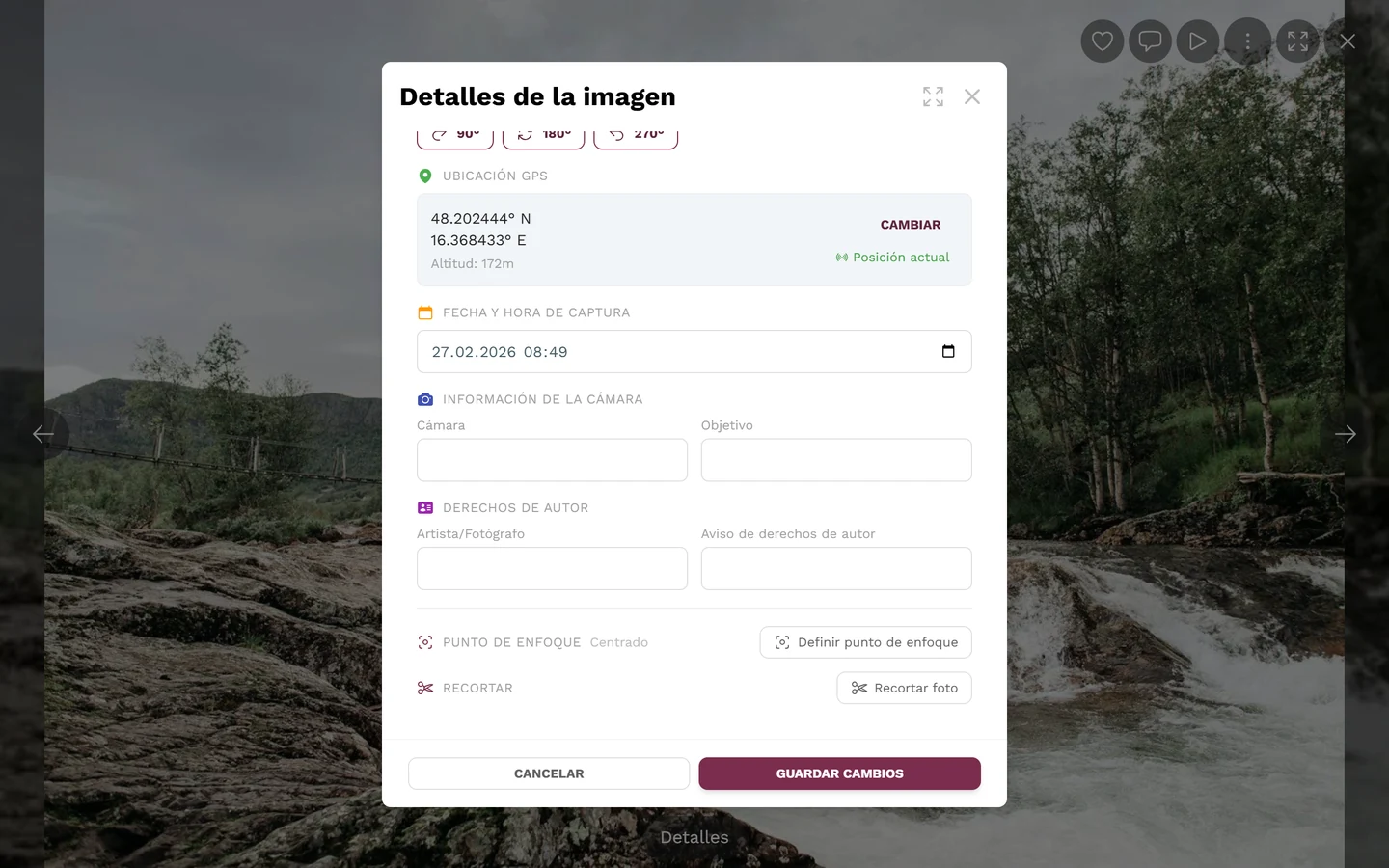 Detalles de la imagen en modo de edición con ubicación GPS, fecha de captura, información de la cámara, derechos de autor y las líneas Punto de enfoque y Recortar