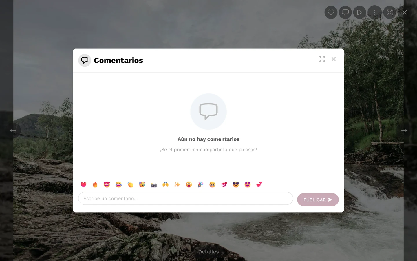 Cuadro de comentarios con un comentario, emojis y el campo de entrada