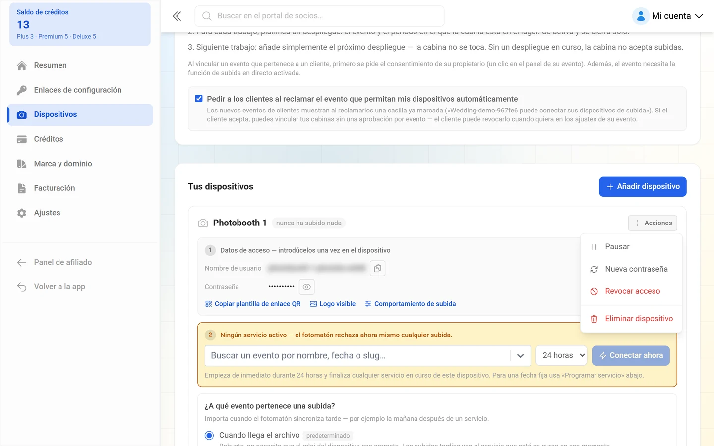 Menú Acciones abierto con Pausar, Nueva contraseña, Revocar acceso y Eliminar dispositivo