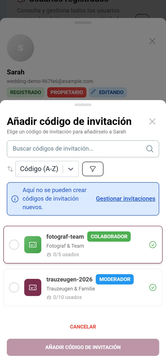 Diálogo Añadir código de invitación con campo de búsqueda, ordenación, aviso informativo y dos códigos seleccionables con chips de rol