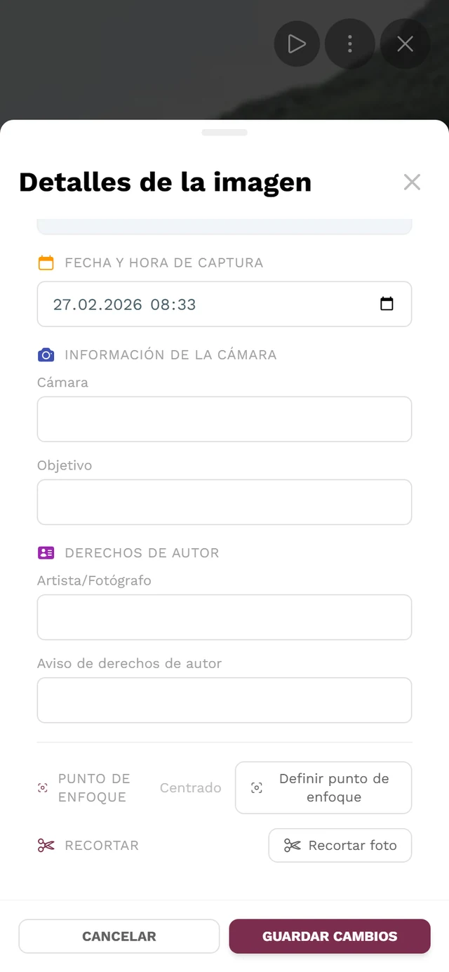 Detalles de la imagen en modo de edición con ubicación GPS, fecha de captura, información de la cámara, derechos de autor y las líneas Punto de enfoque y Recortar