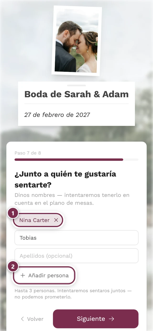 Paso ¿Junto a quién te gustaría sentarte? con una etiqueta añadida y un campo de nombre a medio rellenar