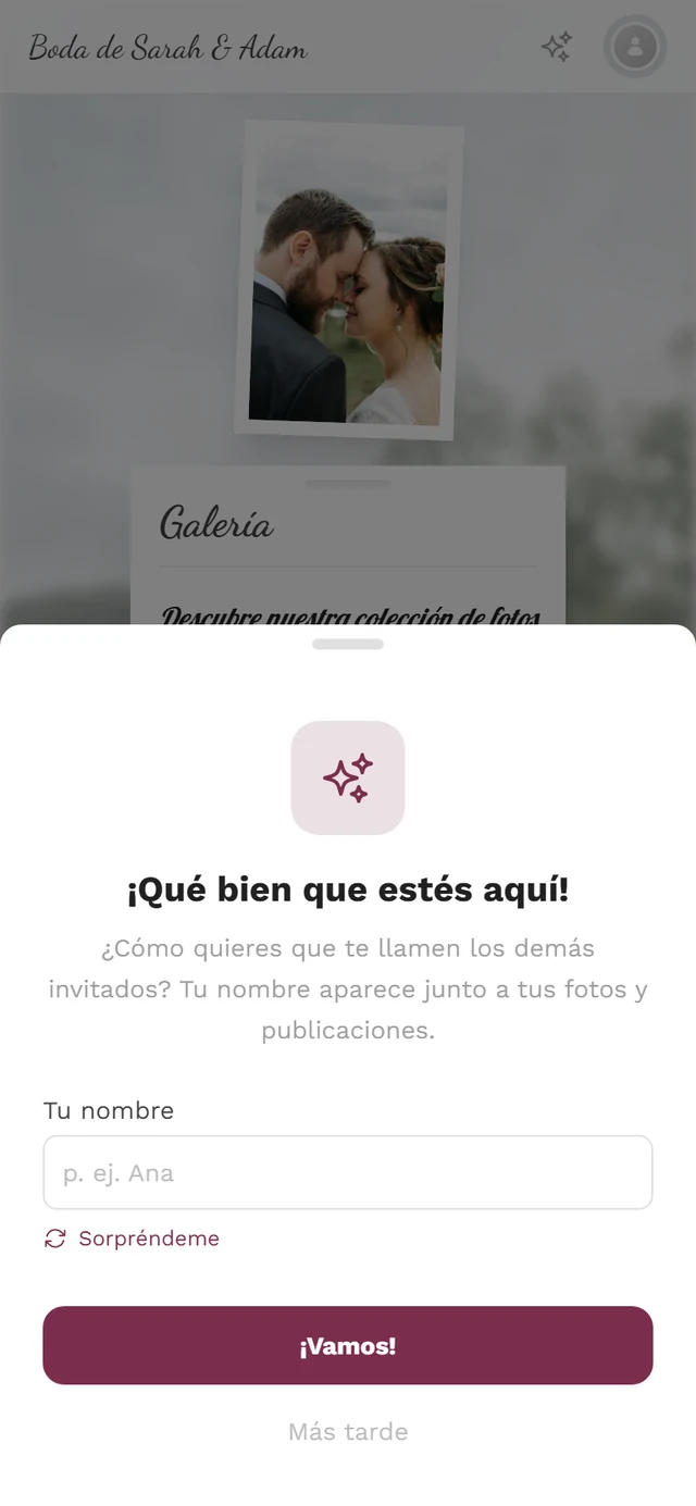 Diálogo «¡Qué bien que estés aquí!» con icono de destellos, el campo Tu nombre y el botón Continuar a las fotos
