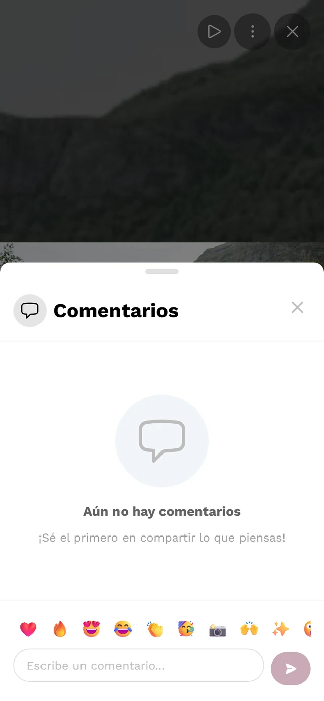 Cuadro de comentarios con un comentario, emojis y el campo de entrada
