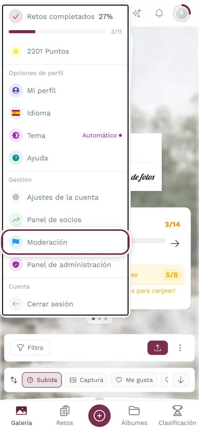 Menú de perfil abierto arriba a la derecha, con la entrada Moderación resaltada
