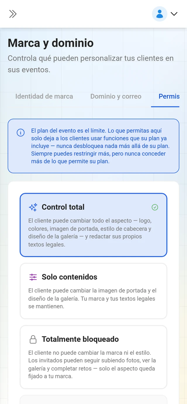 Pestaña de permisos de clientes con los interruptores por área