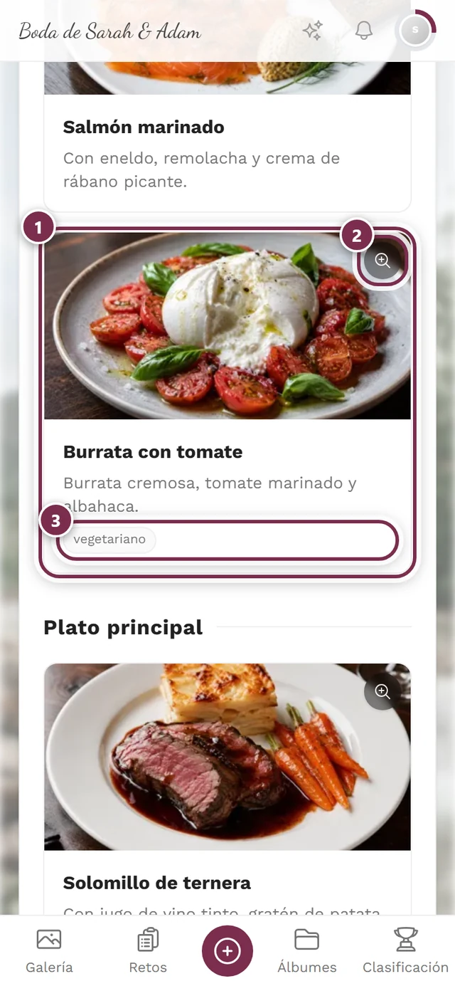Primer plano de una tarjeta de plato con foto, lupa y el chip de aviso vegetariano