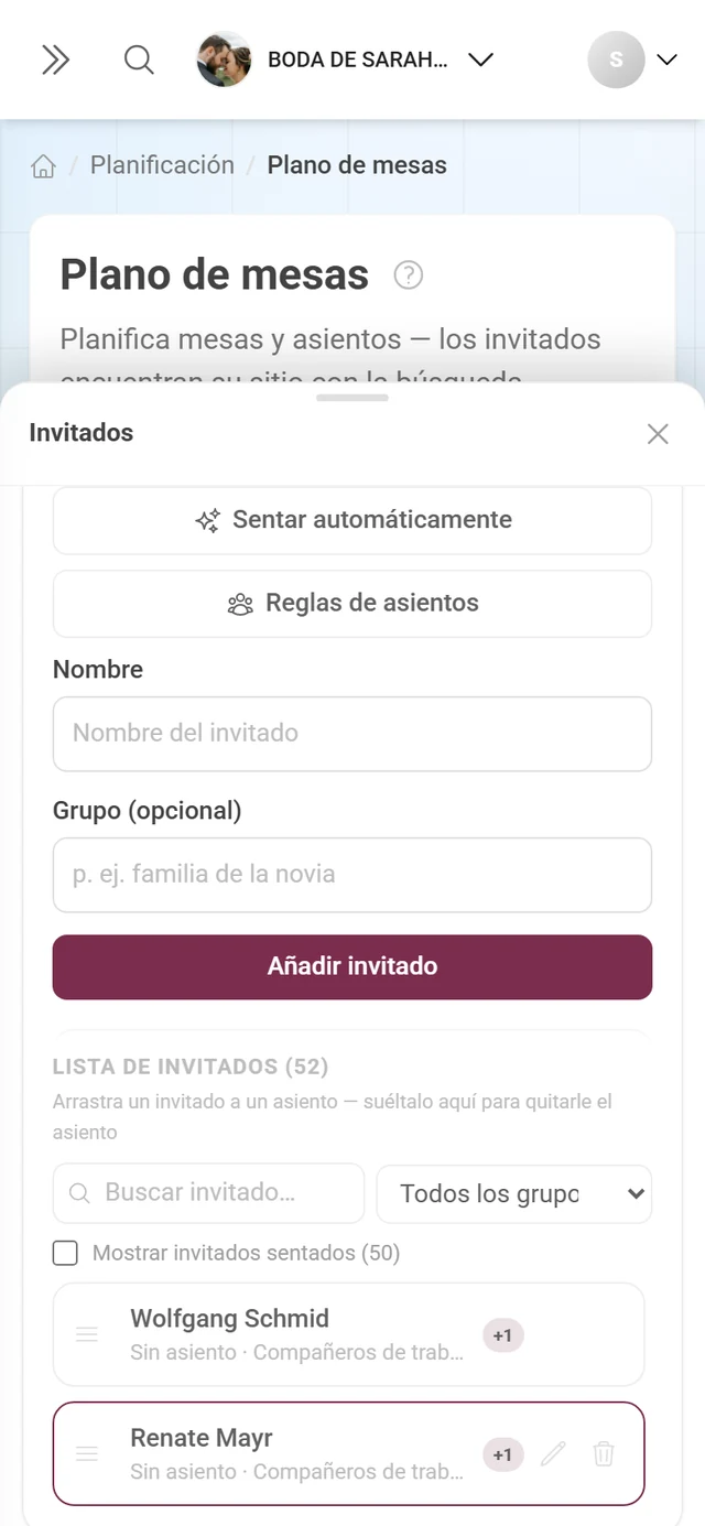 Panel de invitados junto al plano de la sala con búsqueda, progreso y los botones Sentar automáticamente y Reglas de asientos