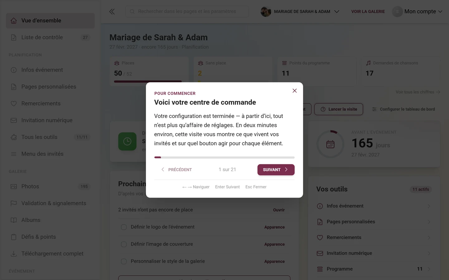 Une étape de la visite guidée avec ligne de chapitre, titre, texte et l'indication X sur Y