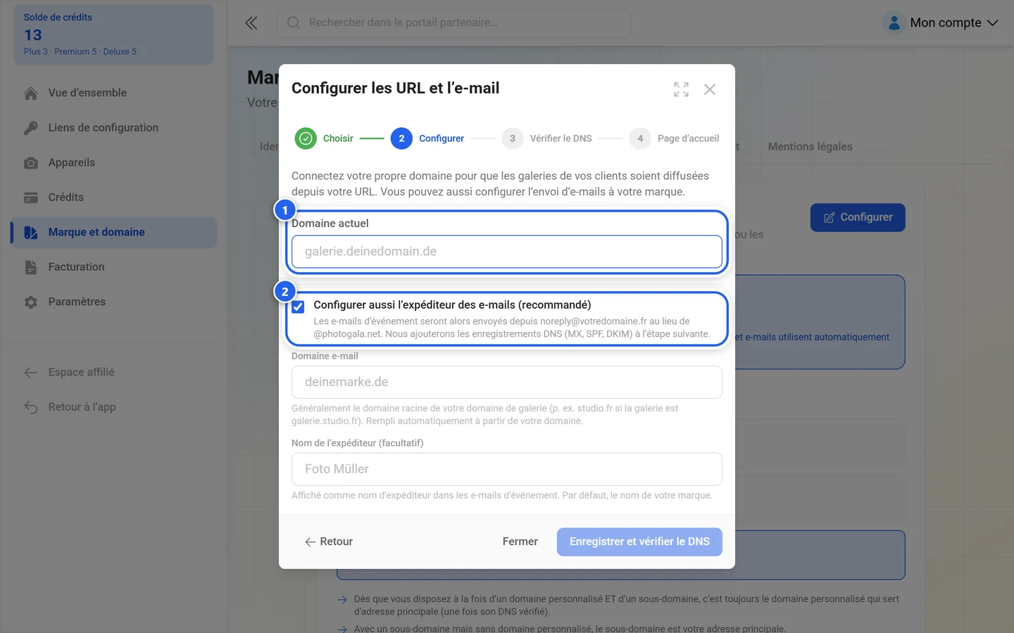 Étape Domaine personnalisé de l'assistant avec le champ de domaine et la case à cocher de l'expéditeur e-mail mis en évidence