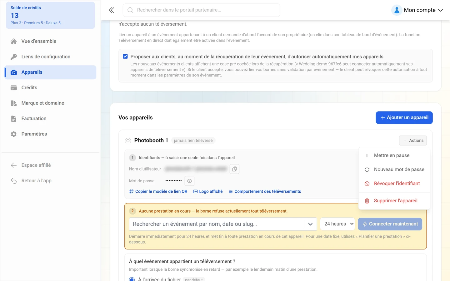 Menu Actions ouvert avec Mettre en pause, Nouveau mot de passe, Révoquer l'identifiant et Supprimer l'appareil