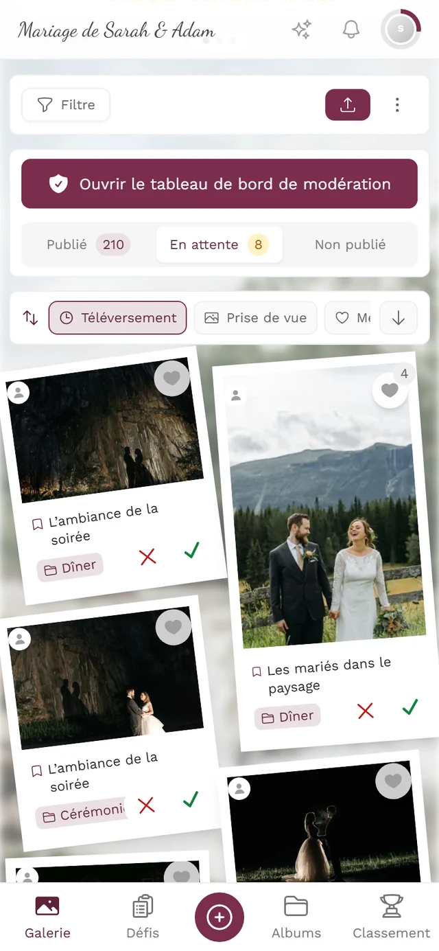Galerie en mise en page Polaroid avec la barre d'onglets Publié, En attente et Non publié, ainsi qu'une croix rouge et une coche verte sur les vignettes