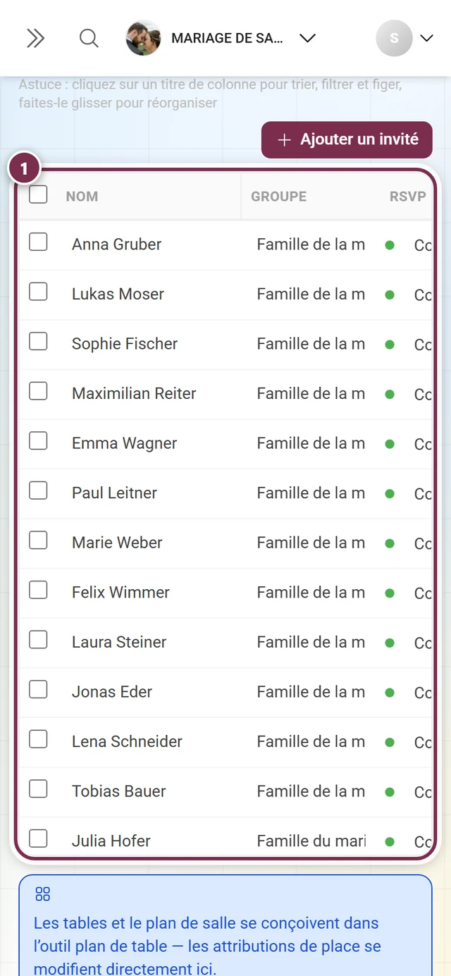 Liste des invités sur le téléphone avec la zone de tableau défilable latéralement mise en évidence