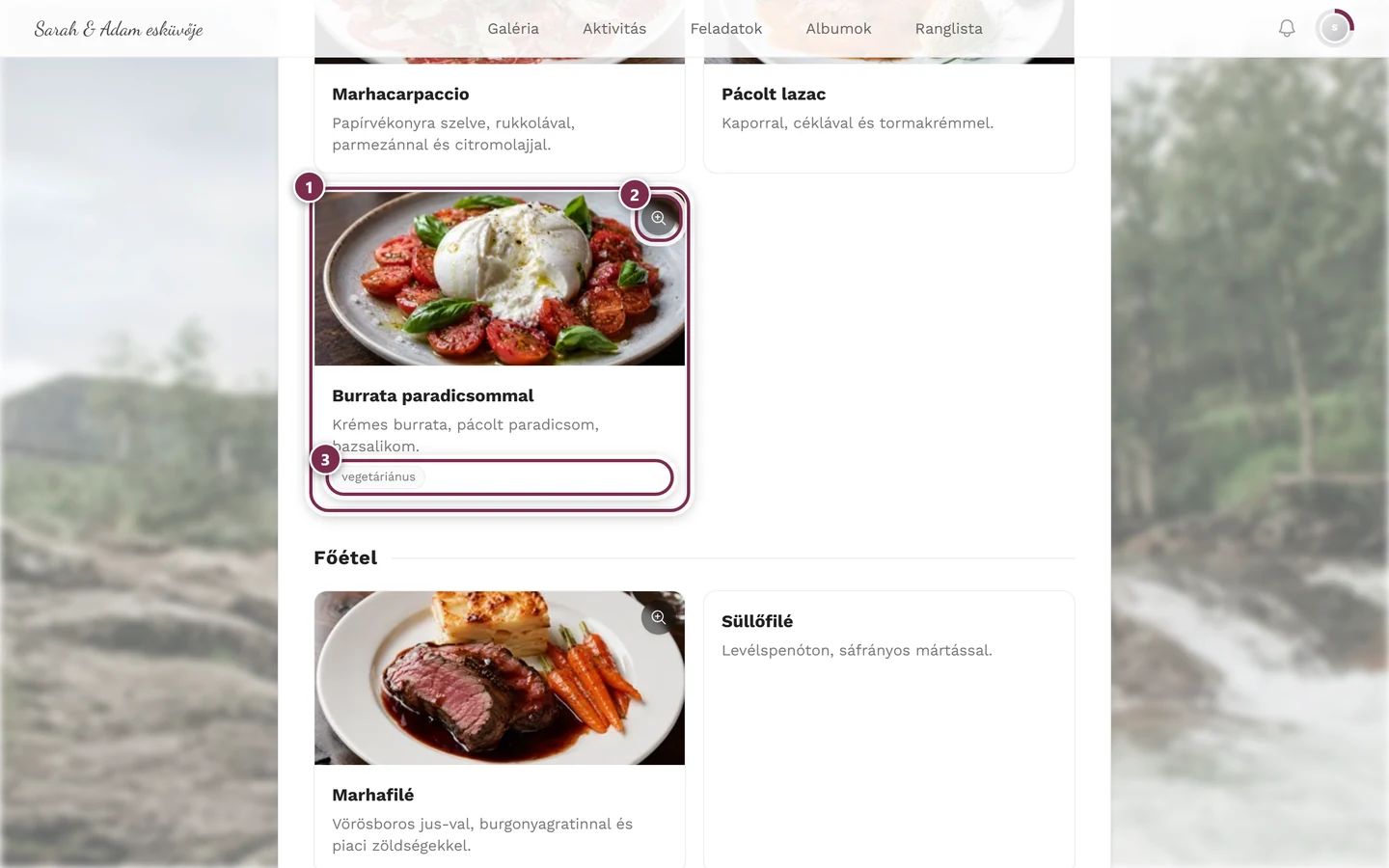 Közelkép egy ételkártyáról fotóval, nagyítóval és a vegetáriánus jelzőchippel