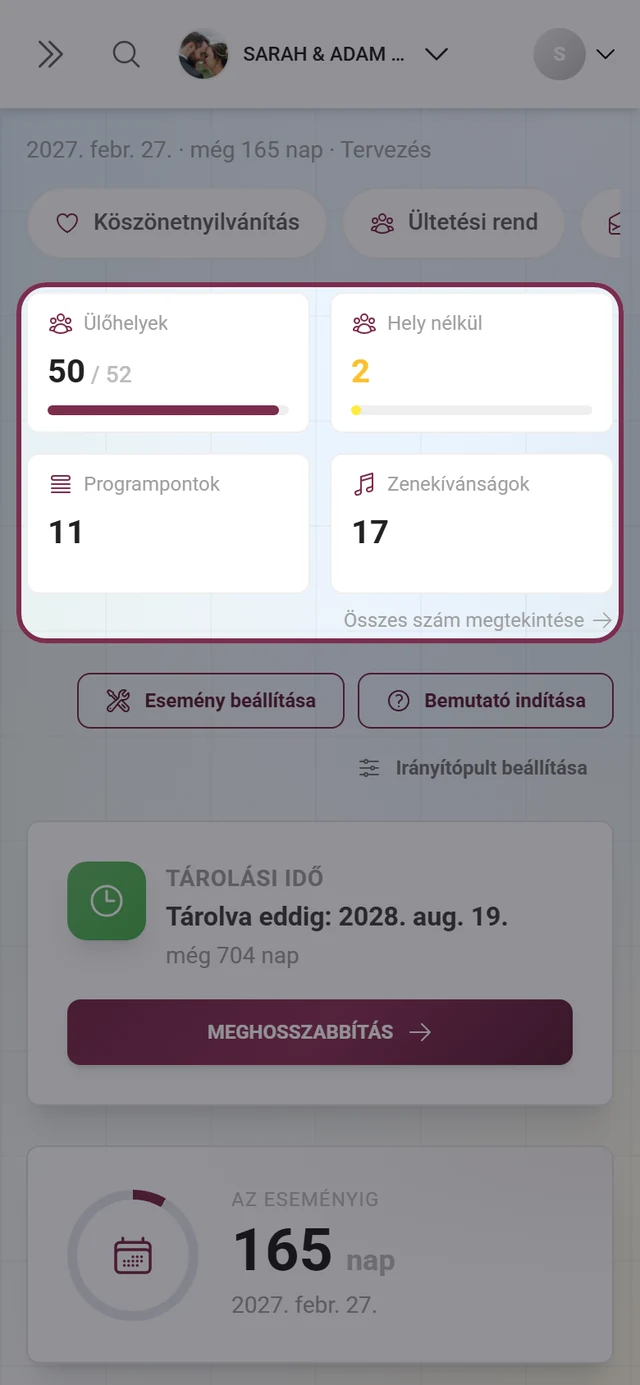 Mutatósáv fotókkal, vendégekkel és tárhellyel a szervezői irányítópulton