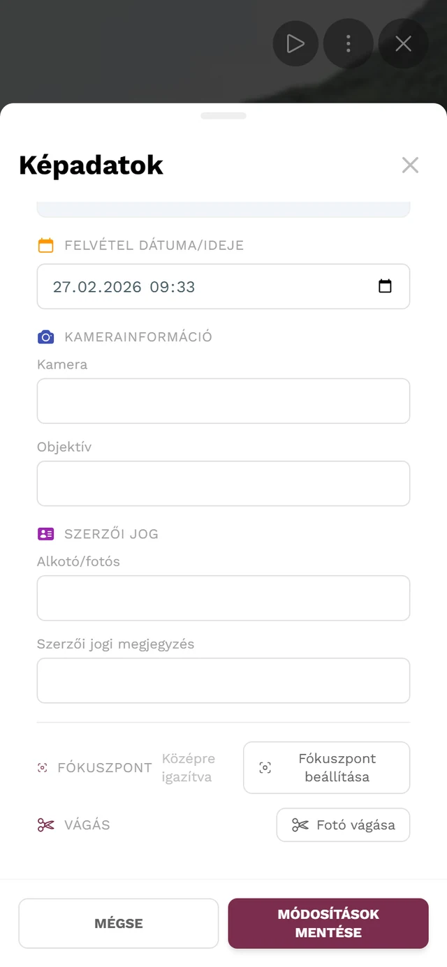 Képadatok szerkesztési módban, GPS-helyadattal, felvételi dátummal, kamera adataival, szerzői joggal, valamint a Fókuszpont és Vágás sorokkal