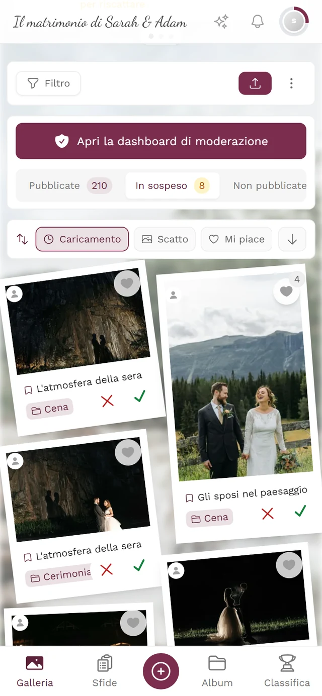 Galleria con layout Polaroid con la barra delle schede Pubblicati, In attesa e Non pubblicati e la X rossa e la spunta verde sui riquadri