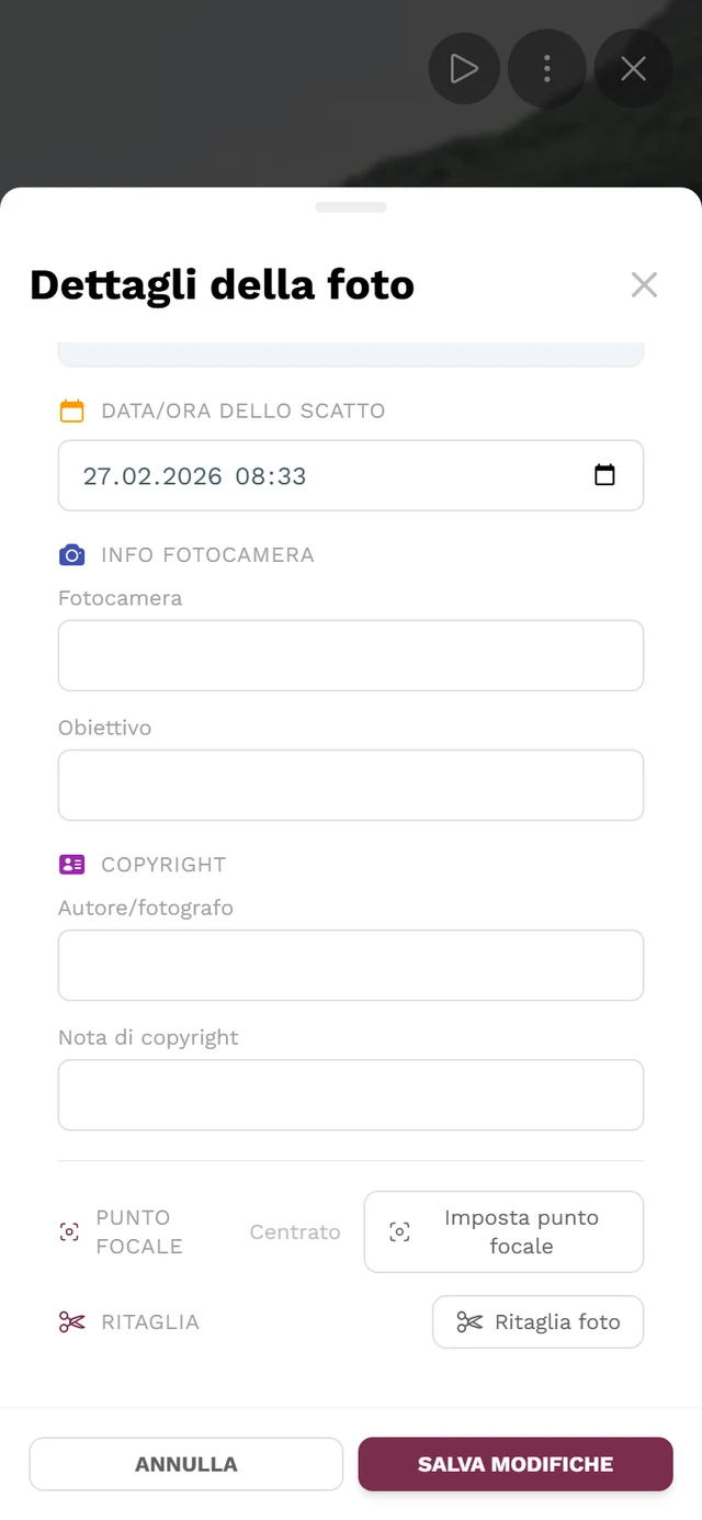 Dettagli della foto in modalità Modifica con posizione GPS, data dello scatto, info fotocamera, copyright e le righe Punto focale e Ritaglia