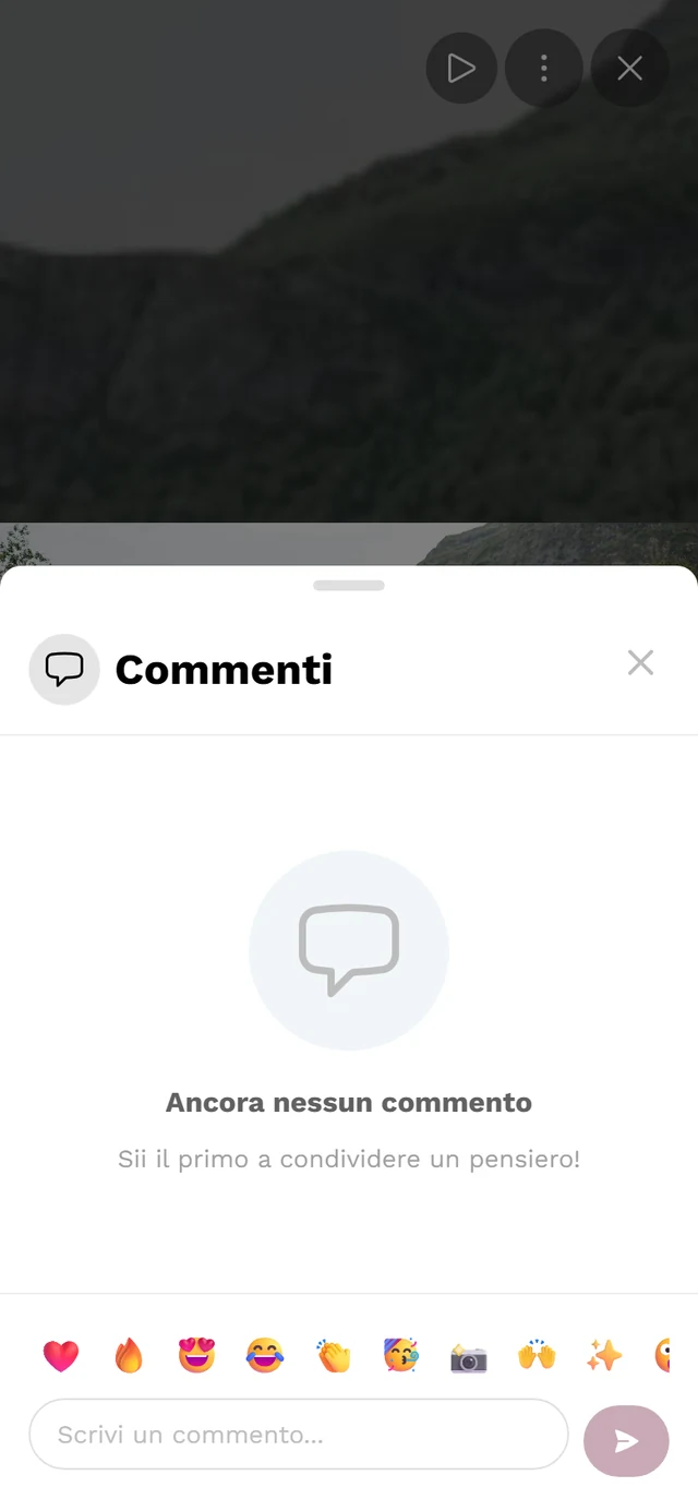 Finestra dei commenti con un commento, emoji e campo di testo