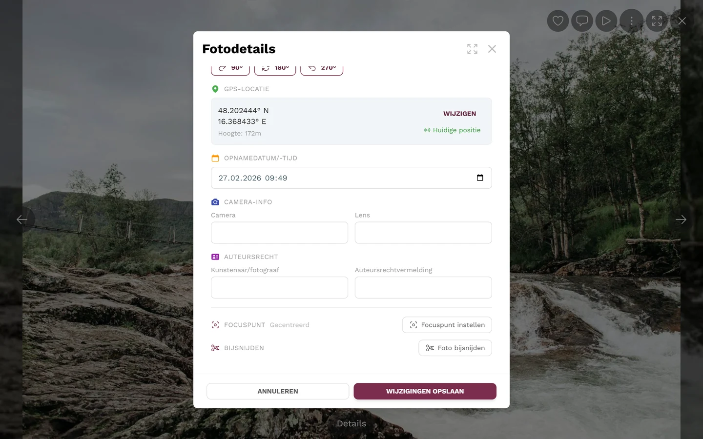 Afbeeldingsdetails in de bewerkmodus met gps-locatie, opnamedatum, camera-info, auteursrecht en de regels Focuspunt en Bijsnijden