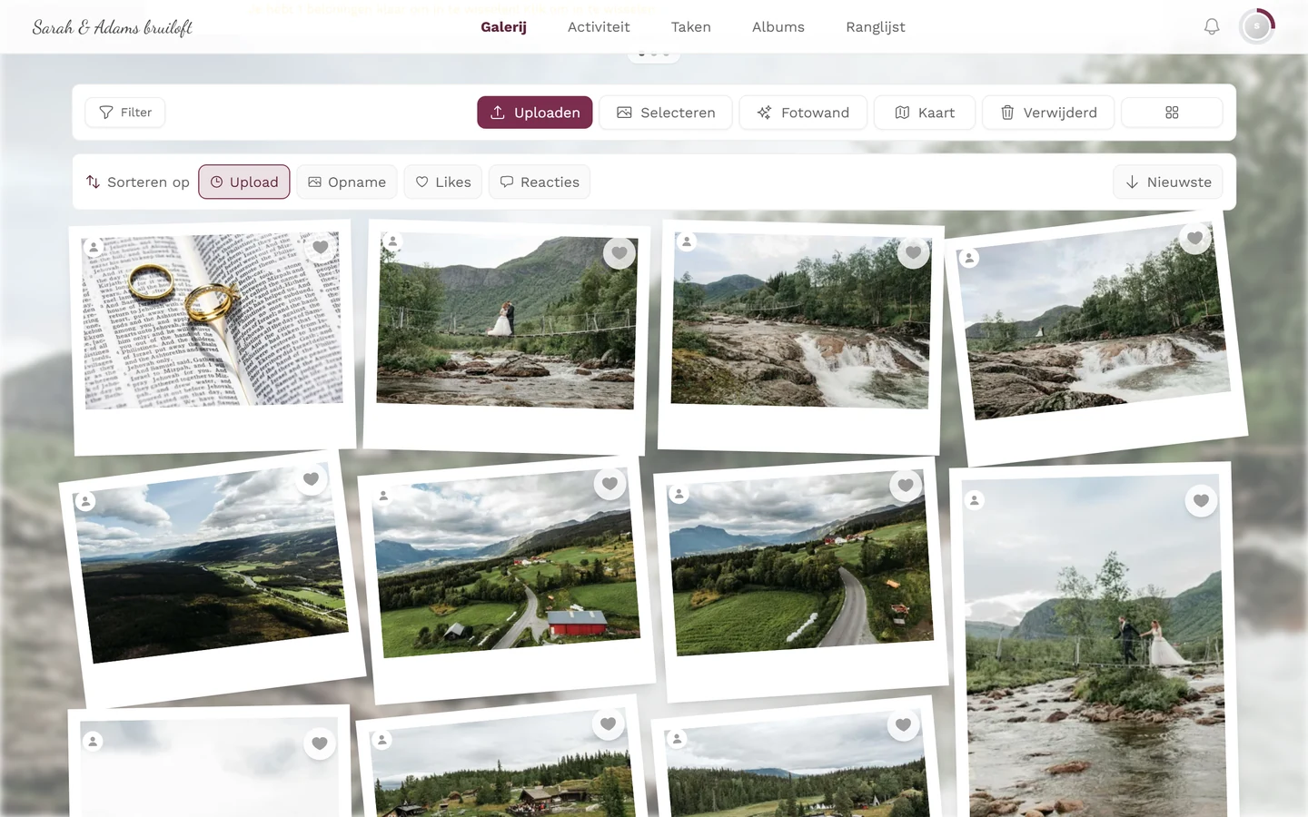 Snelle sorteerbalk boven het fotoraster met Upload, Opname, Likes en richtingpijl