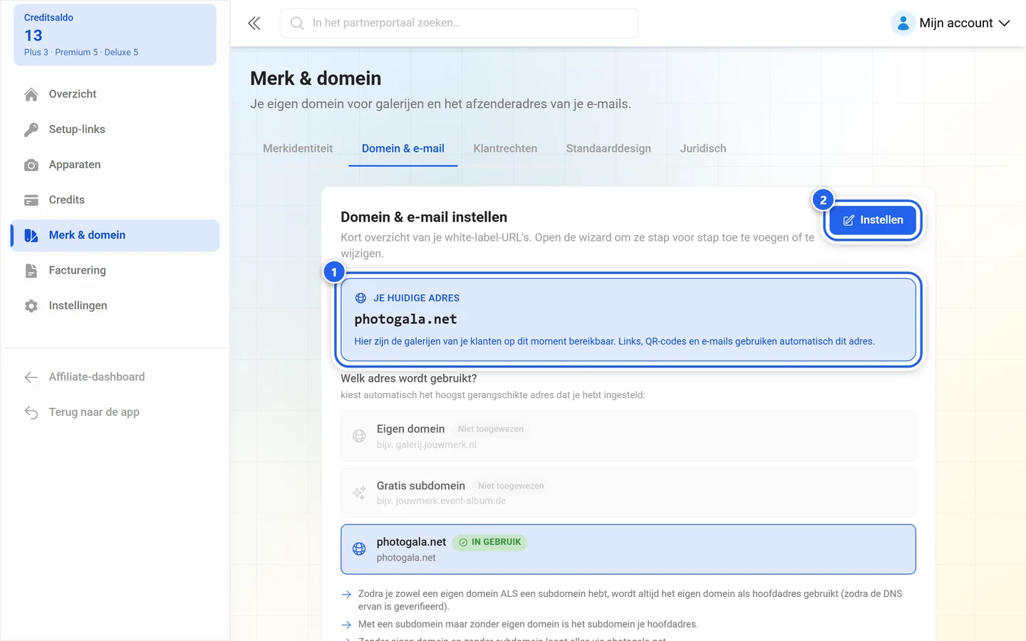 Kop van het tabblad Domein en e-mail met gemarkeerde adrestegel en gemarkeerde knop Instellen