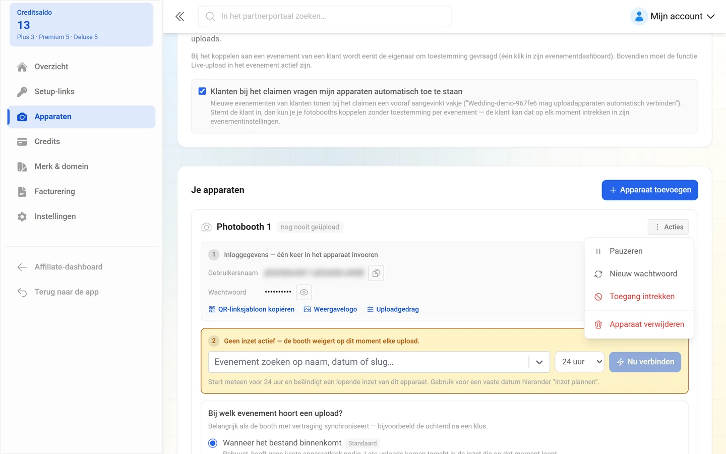 Geopend Acties-menu met Pauzeren, Nieuw wachtwoord, Toegang intrekken en Apparaat verwijderen