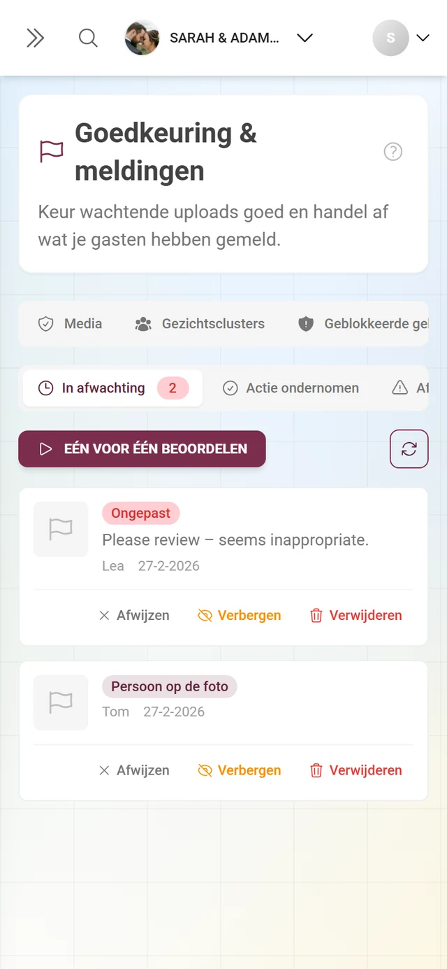 Tabblad Meldingen met gemelde content, redenbadges en de acties Afwijzen, Verbergen en Verwijderen
