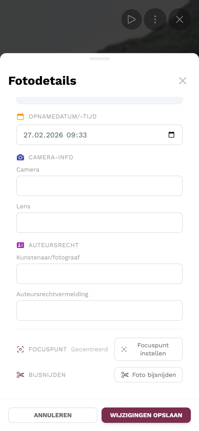 Afbeeldingsdetails in de bewerkmodus met gps-locatie, opnamedatum, camera-info, auteursrecht en de regels Focuspunt en Bijsnijden