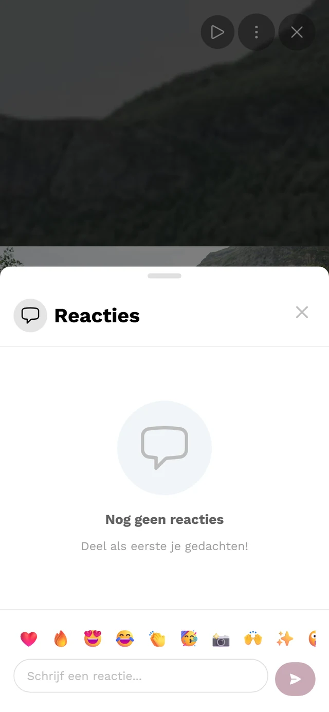 Reactievenster met een reactie, emoji's en invoerveld