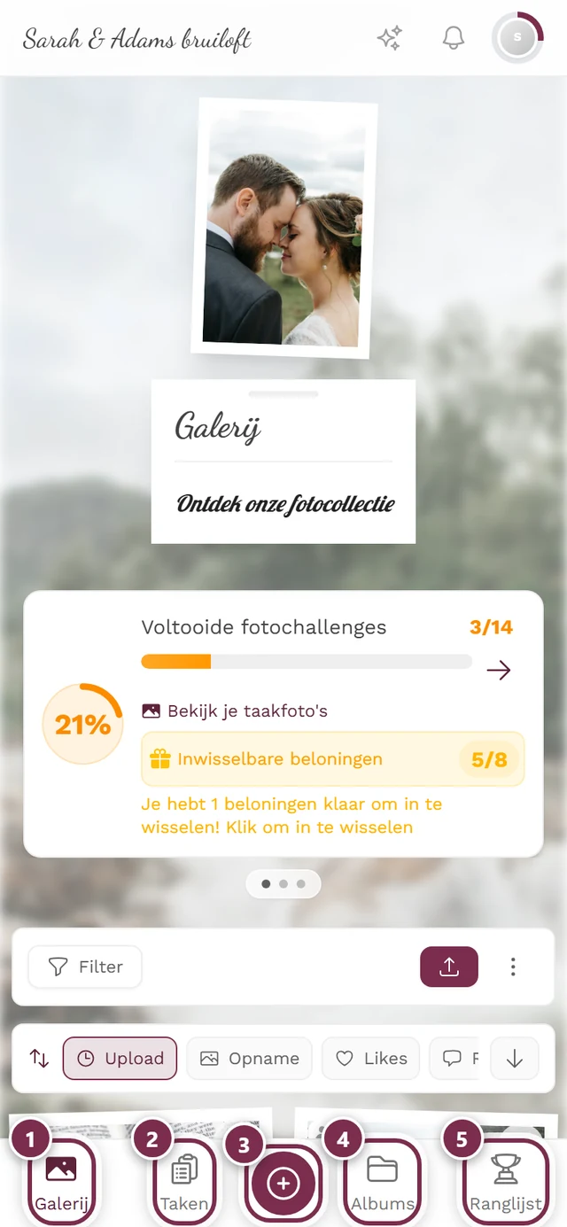 Onderste navigatiebalk op de telefoon met grote uploadknop in het midden