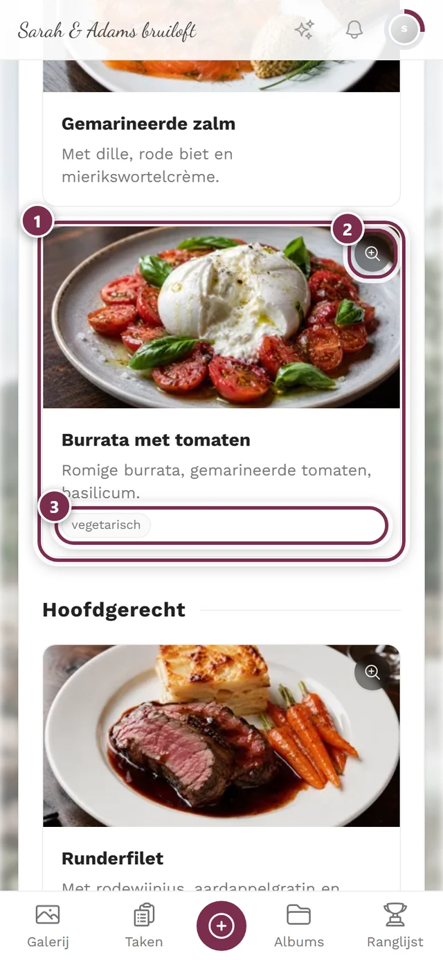Close-up van een gerechtkaart met foto, vergrootglas en de aanduidingschip vegetarisch