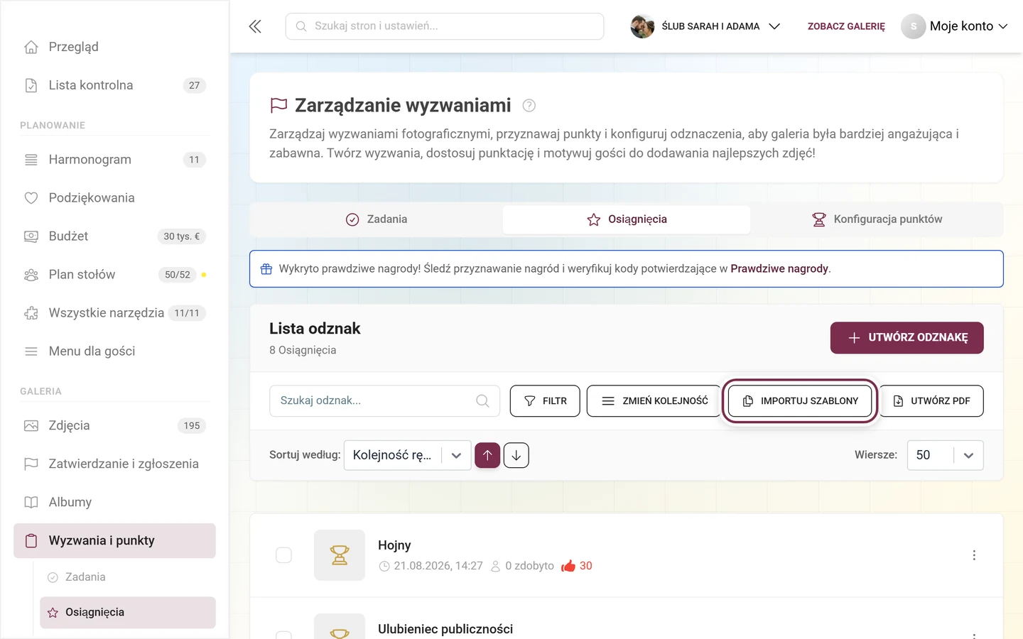 Pasek narzędzi zarządzania osiągnięciami z oznaczonym na czerwono przyciskiem Importuj szablony