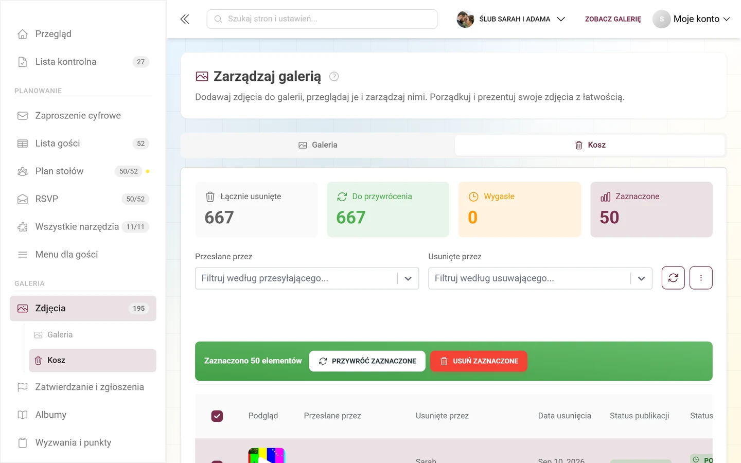 Kosz z jednym zaznaczonym elementem i zielonym paskiem akcji z przyciskami Przywróć zaznaczone i Usuń zaznaczone