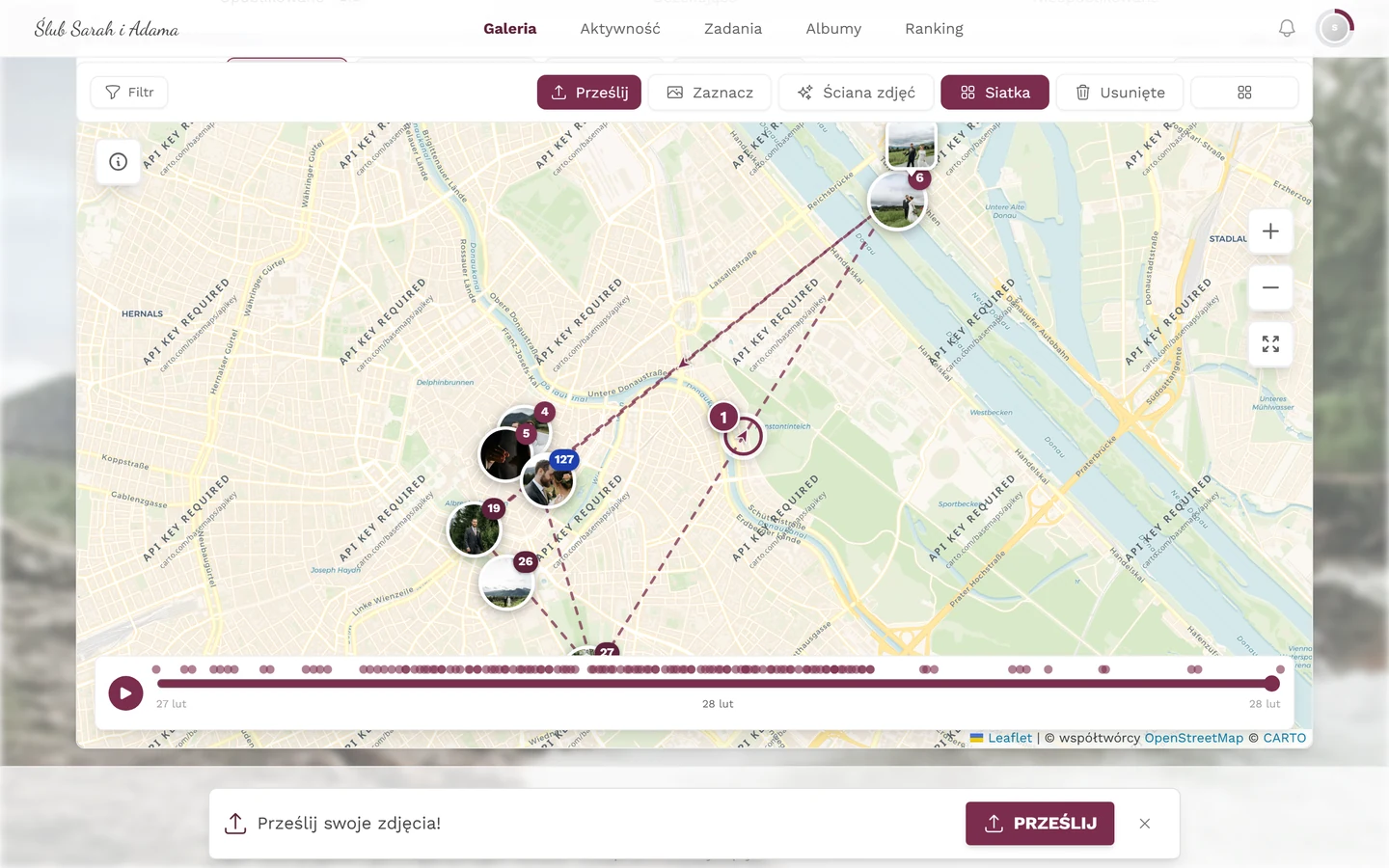 Mapa z przerywaną trasą podróży między trzema stacjami i zaznaczoną strzałką kierunku