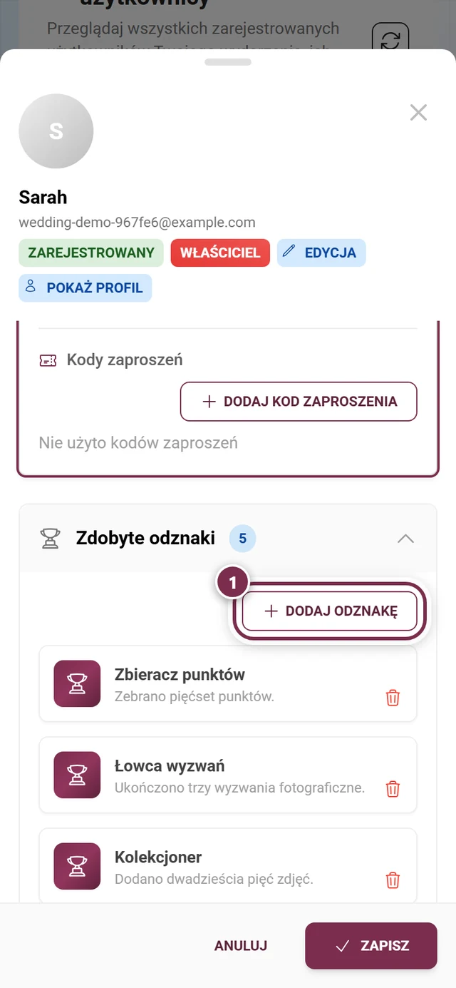 Sekcja osiągnięć w oknie uczestnika z wyróżnionym przyciskiem Dodaj odznakę