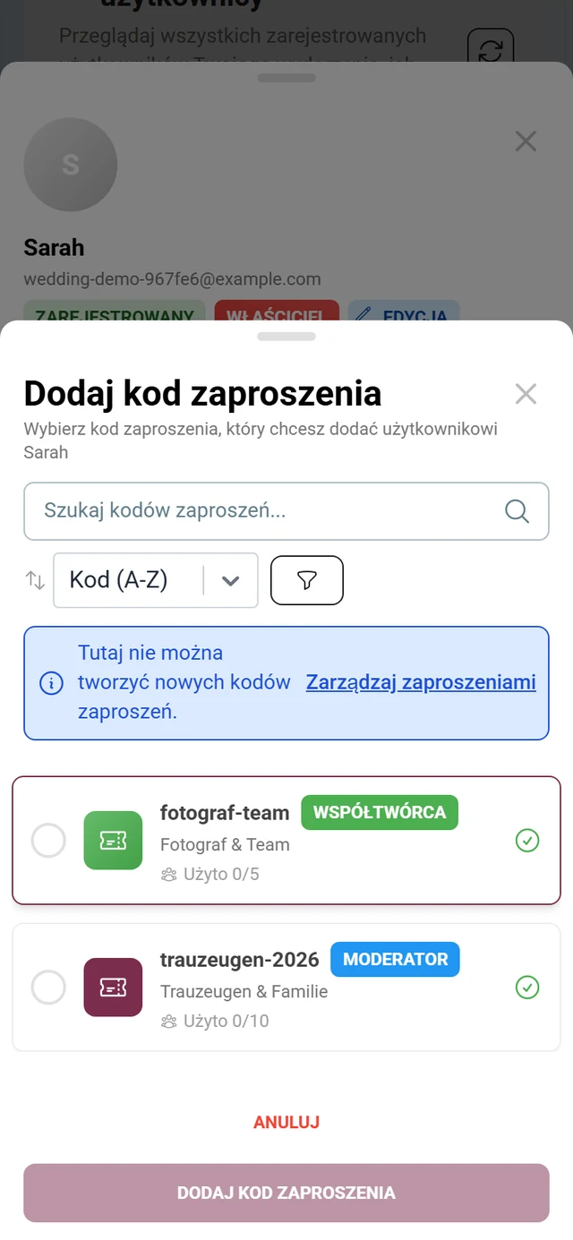 Okno Dodaj kod zaproszenia z polem wyszukiwania, sortowaniem, banerem informacyjnym i dwoma kodami do wyboru z chipami ról