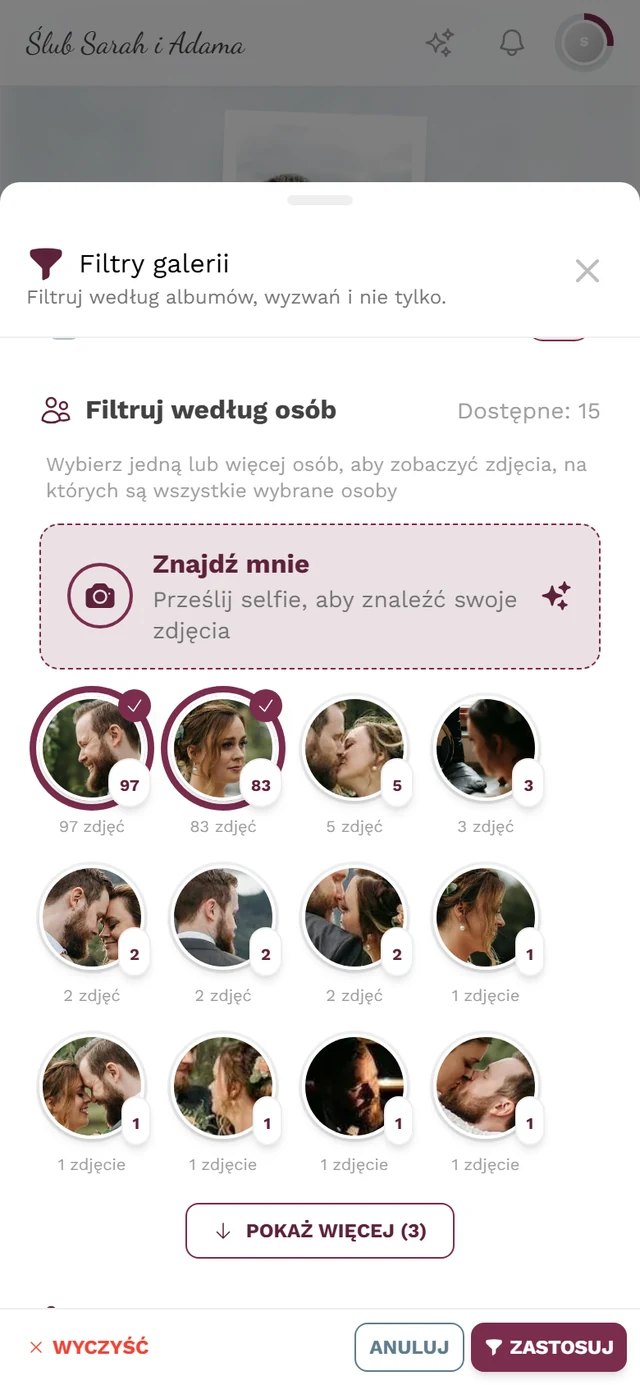 Kafelki osób w filtrze galerii, dwa z nich zaznaczone obwódką i ptaszkiem