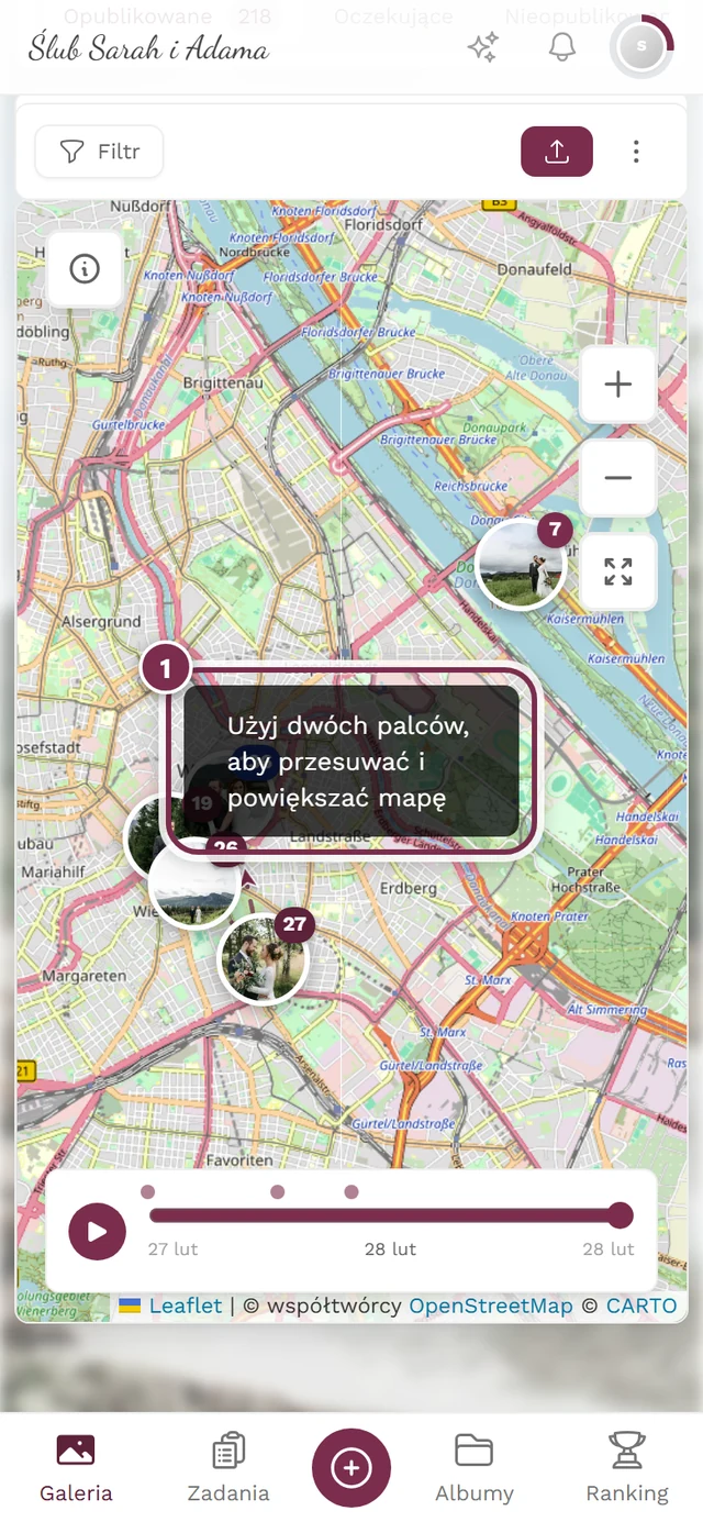 Mapa na telefonie z wyświetloną wskazówką Użyj dwóch palców