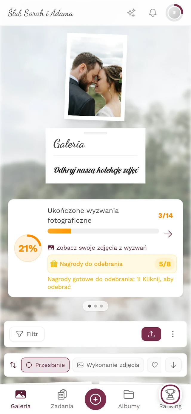 Galeria na telefonie z zaznaczoną na czerwono ikoną pucharu na dolnym pasku